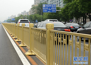 北京長(zhǎng)安街道路護(hù)欄，土豪金的蛻變